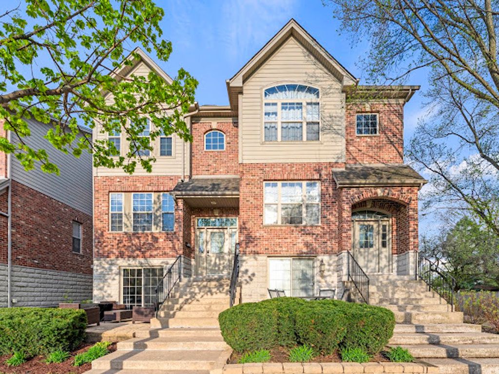 265 N WILMETTE Avenue, Westmont, IL 60559