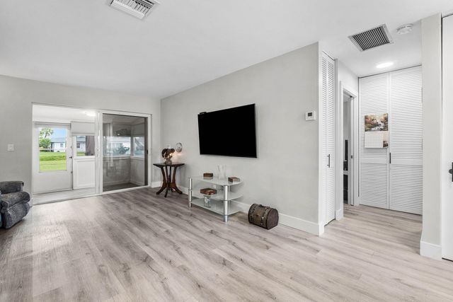 2883 CROSLEY Drive W F, West Palm Beach, FL 33415