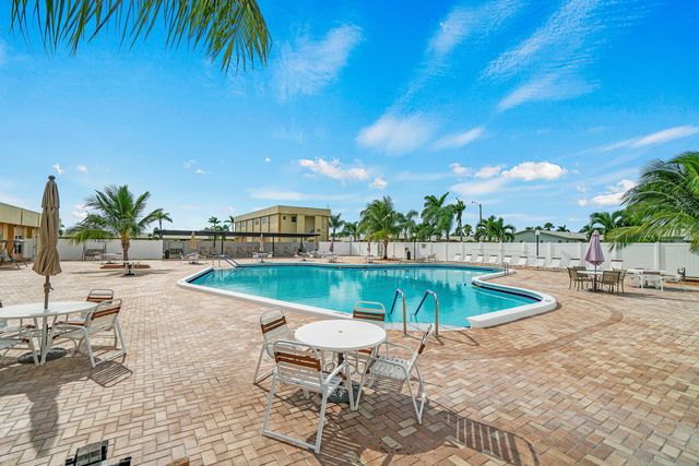 2883 CROSLEY Drive W F, West Palm Beach, FL 33415