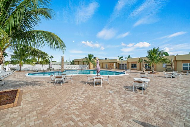 2883 CROSLEY Drive W F, West Palm Beach, FL 33415