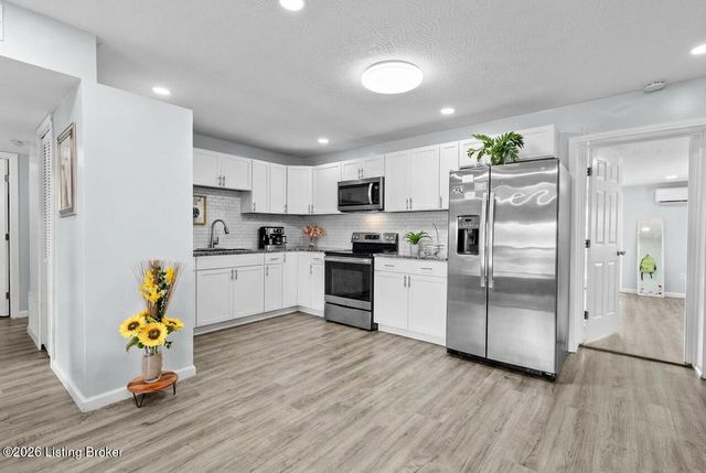 10906 Milwaukee Way, Louisville, KY 40272