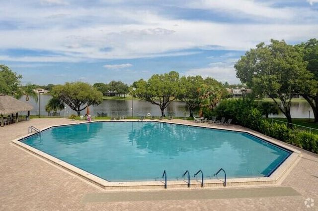 900 Colony Point Circle 121, Pembroke Pines, FL 33026