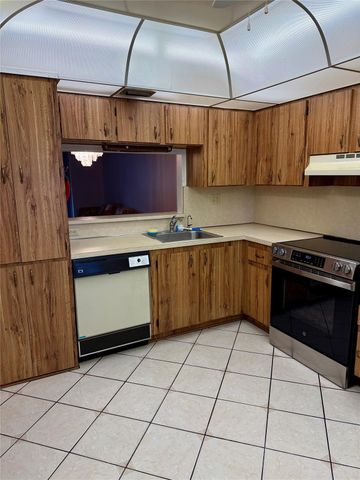 900 Colony Point Circle 121, Pembroke Pines, FL 33026