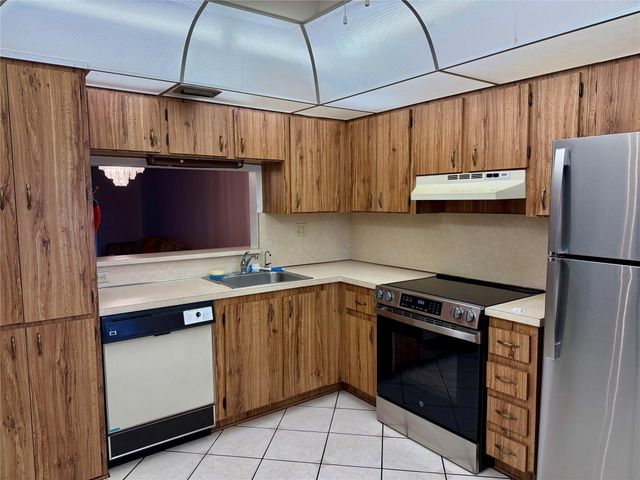 900 Colony Point Circle 121, Pembroke Pines, FL 33026