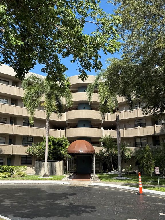 900 Colony Point Circle 121, Pembroke Pines, FL 33026