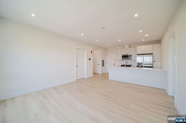401 E Central Boulevard 3C, Palisades Park, NJ 07650
