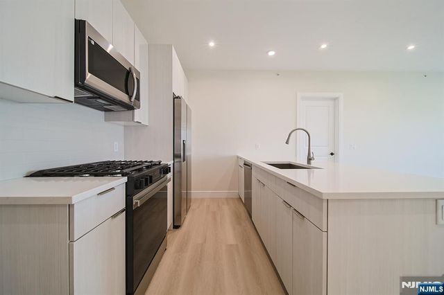 401 E Central Boulevard 3C, Palisades Park, NJ 07650