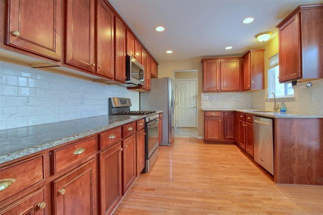 8165 Sequoia Lane, White Lake, MI 48386