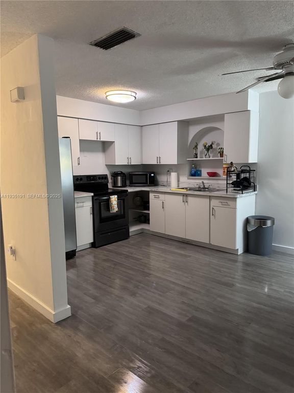 Image 6 of property listing at 2757 SW 34th Ave, Miami, FL 33133