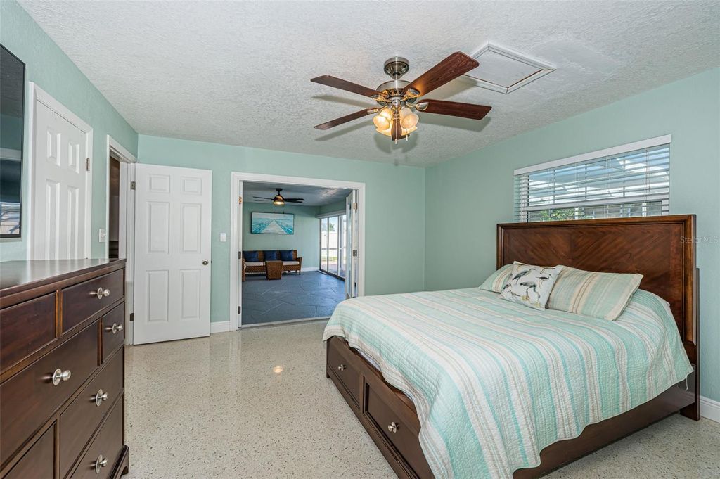 Image 13 of property listing at 14025 YACHT CLUB BOULEVARD, Seminole, FL 33776
