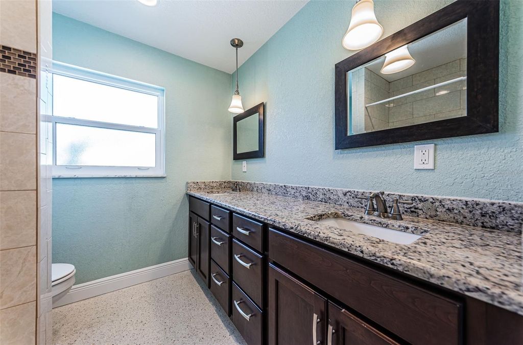 Image 16 of property listing at 14025 YACHT CLUB BOULEVARD, Seminole, FL 33776