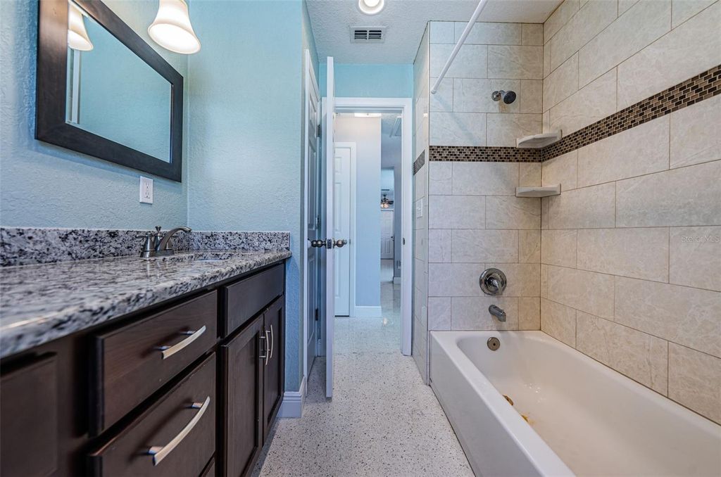 Image 18 of property listing at 14025 YACHT CLUB BOULEVARD, Seminole, FL 33776