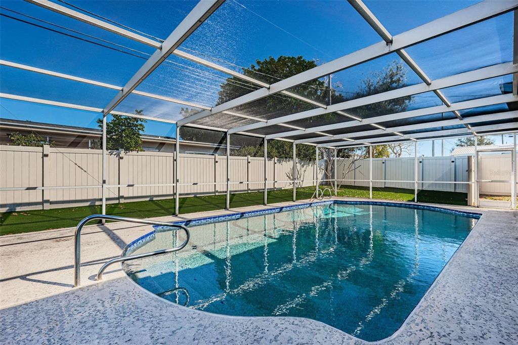 Image 20 of property listing at 14025 YACHT CLUB BOULEVARD, Seminole, FL 33776