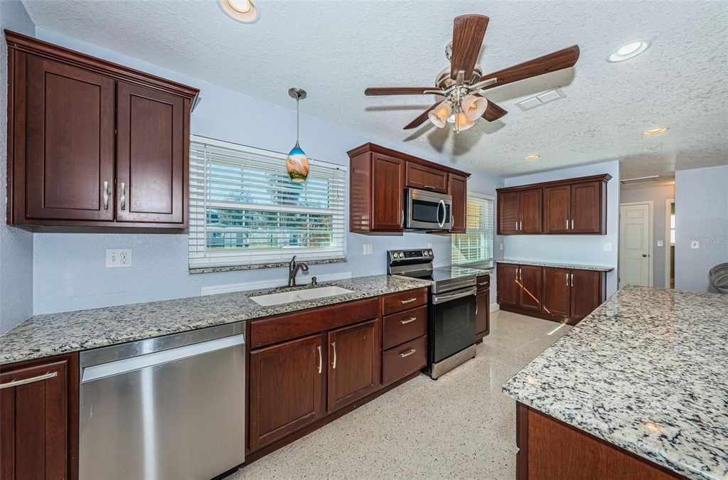 Image 4 of property listing at 14025 YACHT CLUB BOULEVARD, Seminole, FL 33776