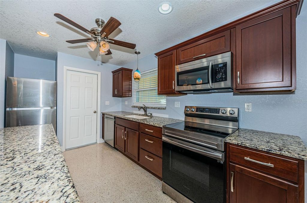 Image 5 of property listing at 14025 YACHT CLUB BOULEVARD, Seminole, FL 33776