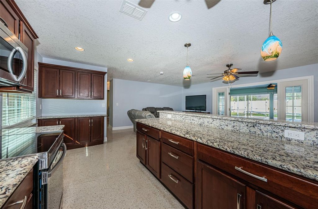 Image 6 of property listing at 14025 YACHT CLUB BOULEVARD, Seminole, FL 33776