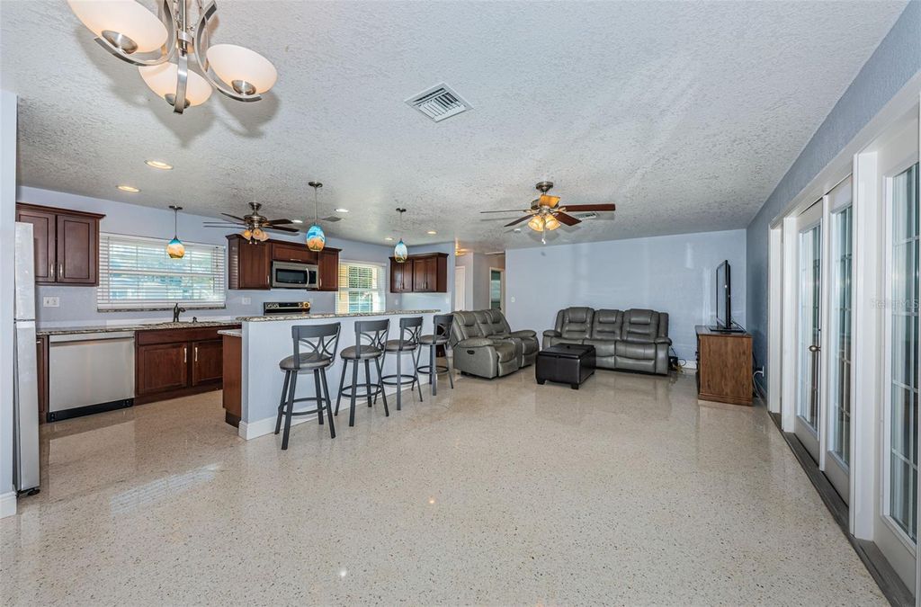Image 7 of property listing at 14025 YACHT CLUB BOULEVARD, Seminole, FL 33776