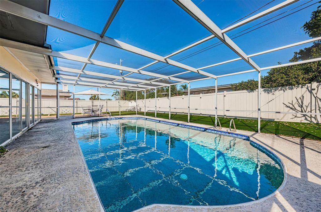 Image 10 of property listing at 14025 YACHT CLUB BOULEVARD, Seminole, FL 33776