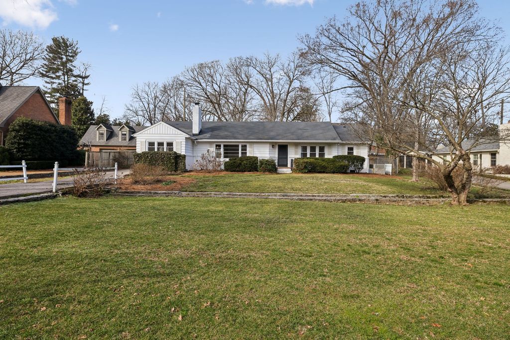 1221 Nichol Ln, Nashville, TN 37205