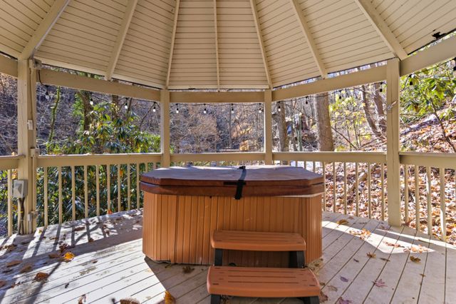 1110 Ski Mountain Rd, Gatlinburg, TN 37738