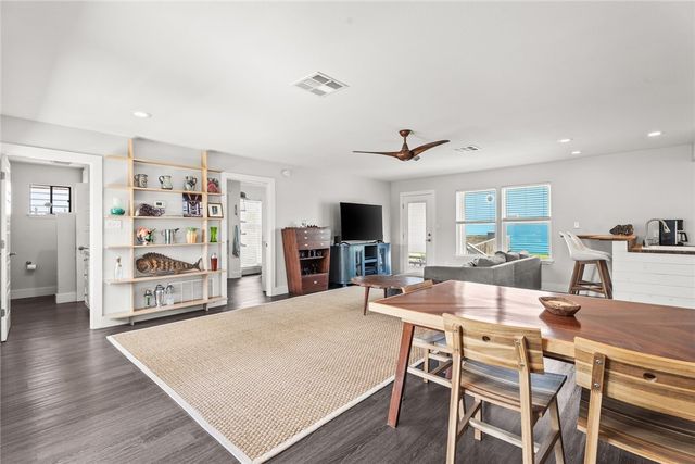 525 S 7th St, Port Aransas, TX 78373