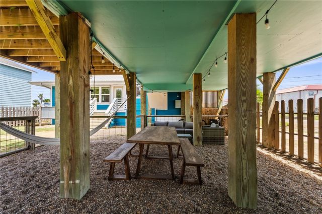 525 S 7th St, Port Aransas, TX 78373