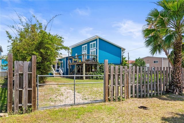 525 S 7th St, Port Aransas, TX 78373