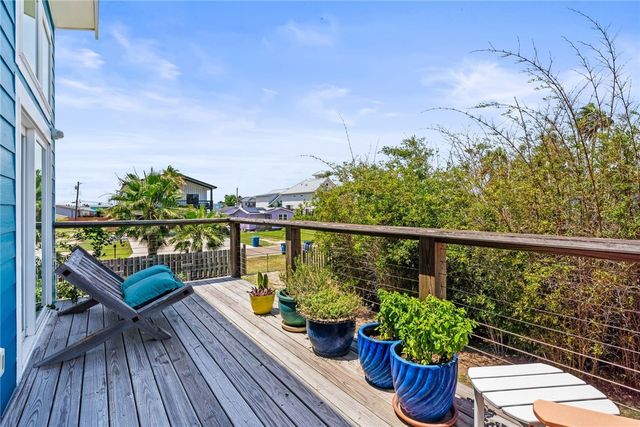 525 S 7th St, Port Aransas, TX 78373