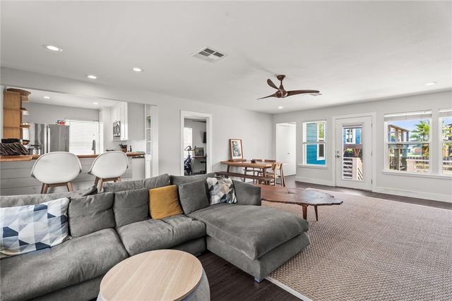 525 S 7th St, Port Aransas, TX 78373