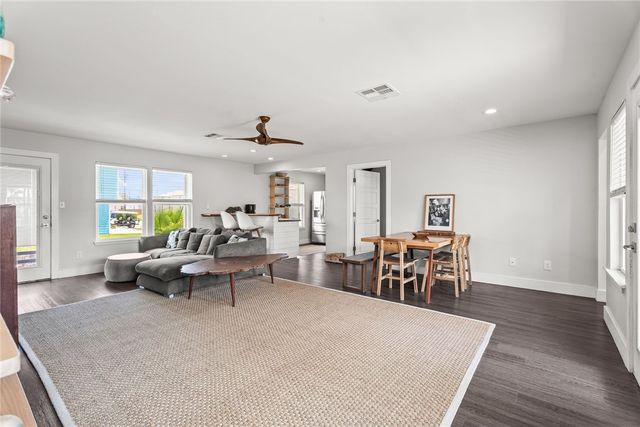 525 S 7th St, Port Aransas, TX 78373