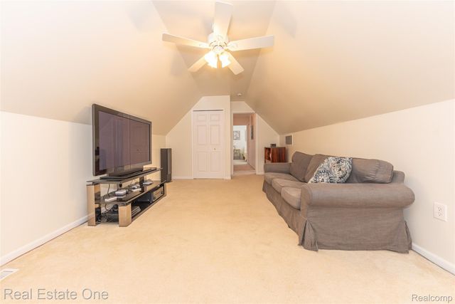 9410 Maple Run Court, Hamburg Township, MI 48169