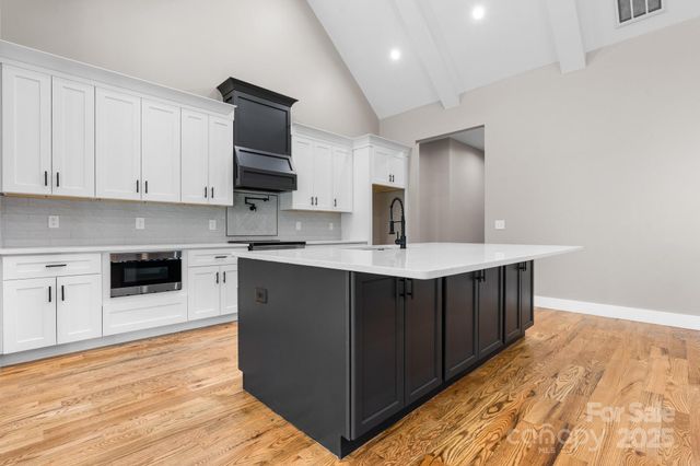 3733 Whitney Drive NE, Hickory, NC 28601