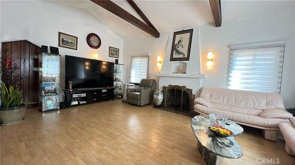 Image 4 of property listing at 922 N Jackson, Glendale, CA 91207