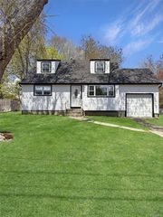 13 Winston Lane, Port Jefferson Station, NY 11776