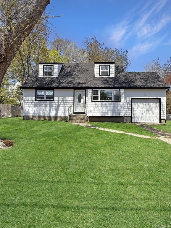 13 Winston Lane, Port Jefferson Station, NY 11776