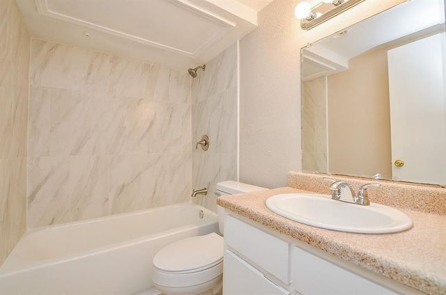 1950 Spenwick Drive 302, Houston, TX 77055
