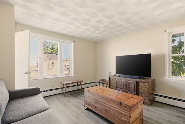 1 Bellmore St, Attleboro, MA 02703