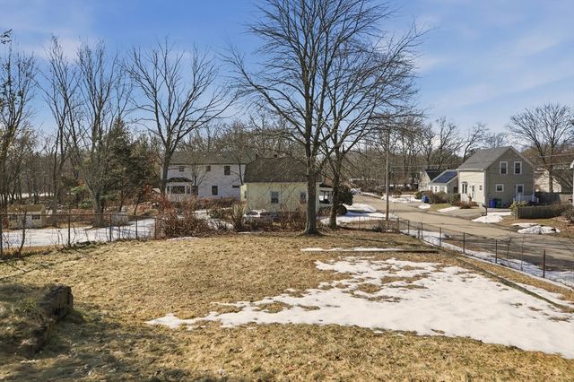 1 Bellmore St, Attleboro, MA 02703