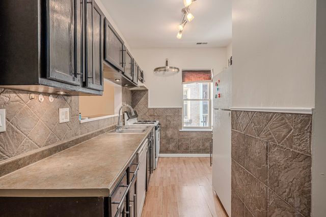 7037 S Crandon Avenue 219, Chicago, IL 60649