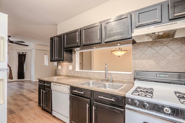 7037 S Crandon Avenue 219, Chicago, IL 60649