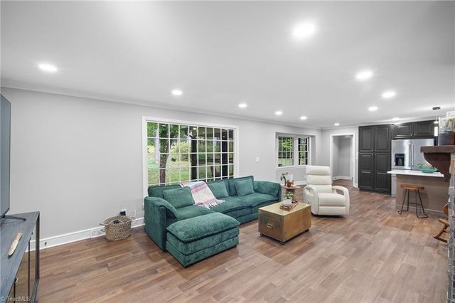 140 Twin Brook Drive, Clemmons, NC 27012