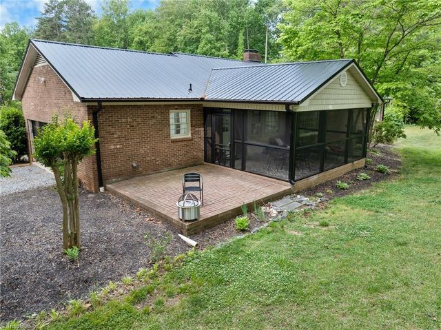 140 Twin Brook Drive, Clemmons, NC 27012