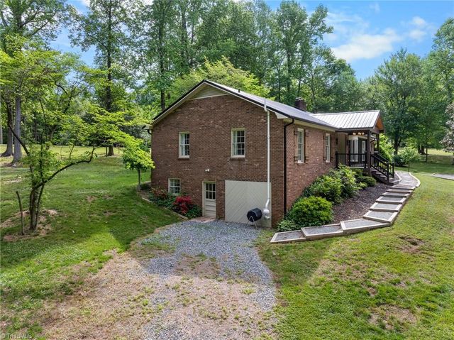 140 Twin Brook Drive, Clemmons, NC 27012