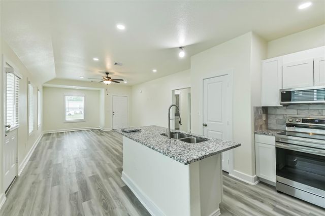 18433 Novarra Drive, Conroe, TX 77306