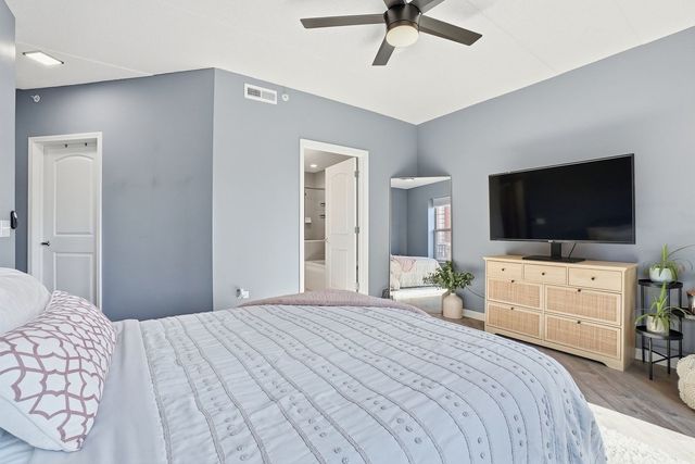 656 Pearson Street 203, Des Plaines, IL 60016