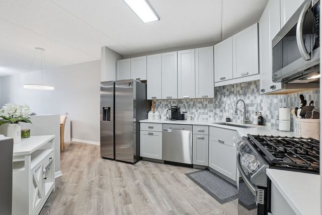 656 Pearson Street 203, Des Plaines, IL 60016