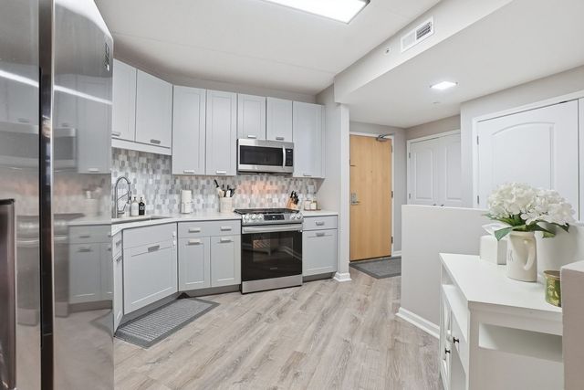 656 Pearson Street 203, Des Plaines, IL 60016