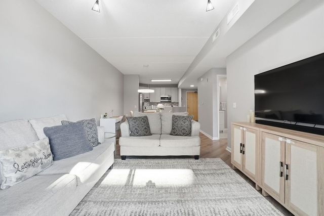 656 Pearson Street 203, Des Plaines, IL 60016