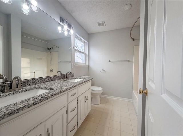 6417 N Kirkwood Avenue, Kansas City, MO 64151