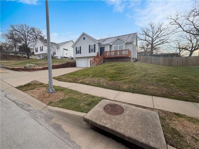 6417 N Kirkwood Avenue, Kansas City, MO 64151